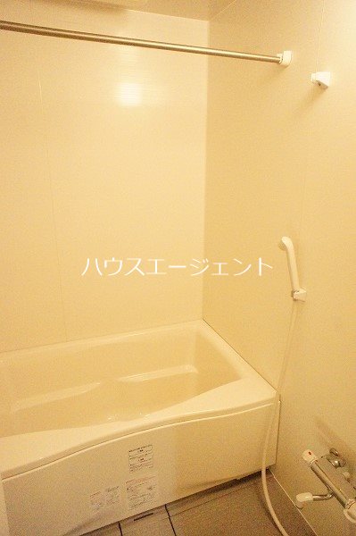 バス・シャワールーム　追い焚き、浴室乾燥機付きのお風呂です。