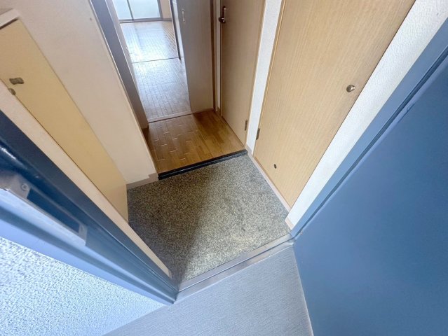 玄関　玄関に入るとお部屋まで一直線、明るい光が差し込みます。