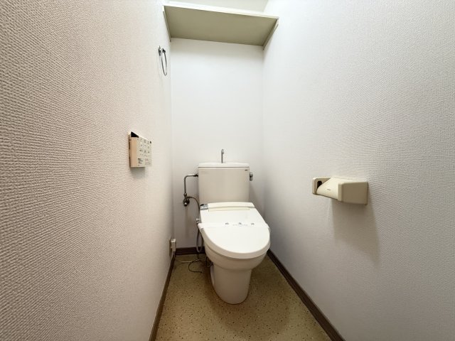 トイレ　奥行きを感じるトイレになっております！