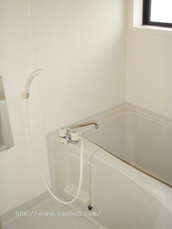 バス・シャワールーム　換気と採光に嬉しい窓付きバス