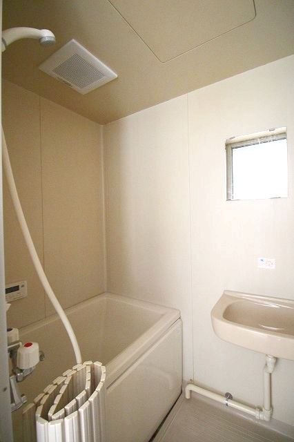 バス・シャワールーム　コンパクトで使いやすいお風呂です ※間取り反転の場合あり、内