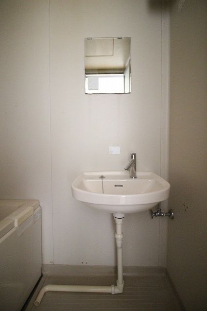 洗面設備　明るい洗面所です ※間取り反転の場合あり、内装が若干異なる場