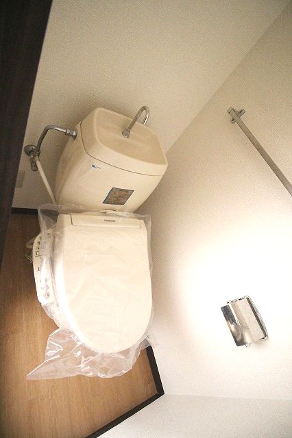 トイレ　トイレもきれいです ※間取り反転の場合あり、内装が若干異なる