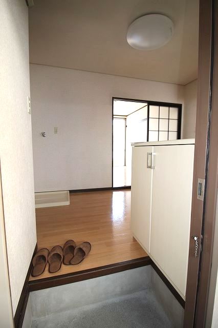 玄関　落ち着いた玄関です ※間取り反転の場合あり、内装が若干異なる