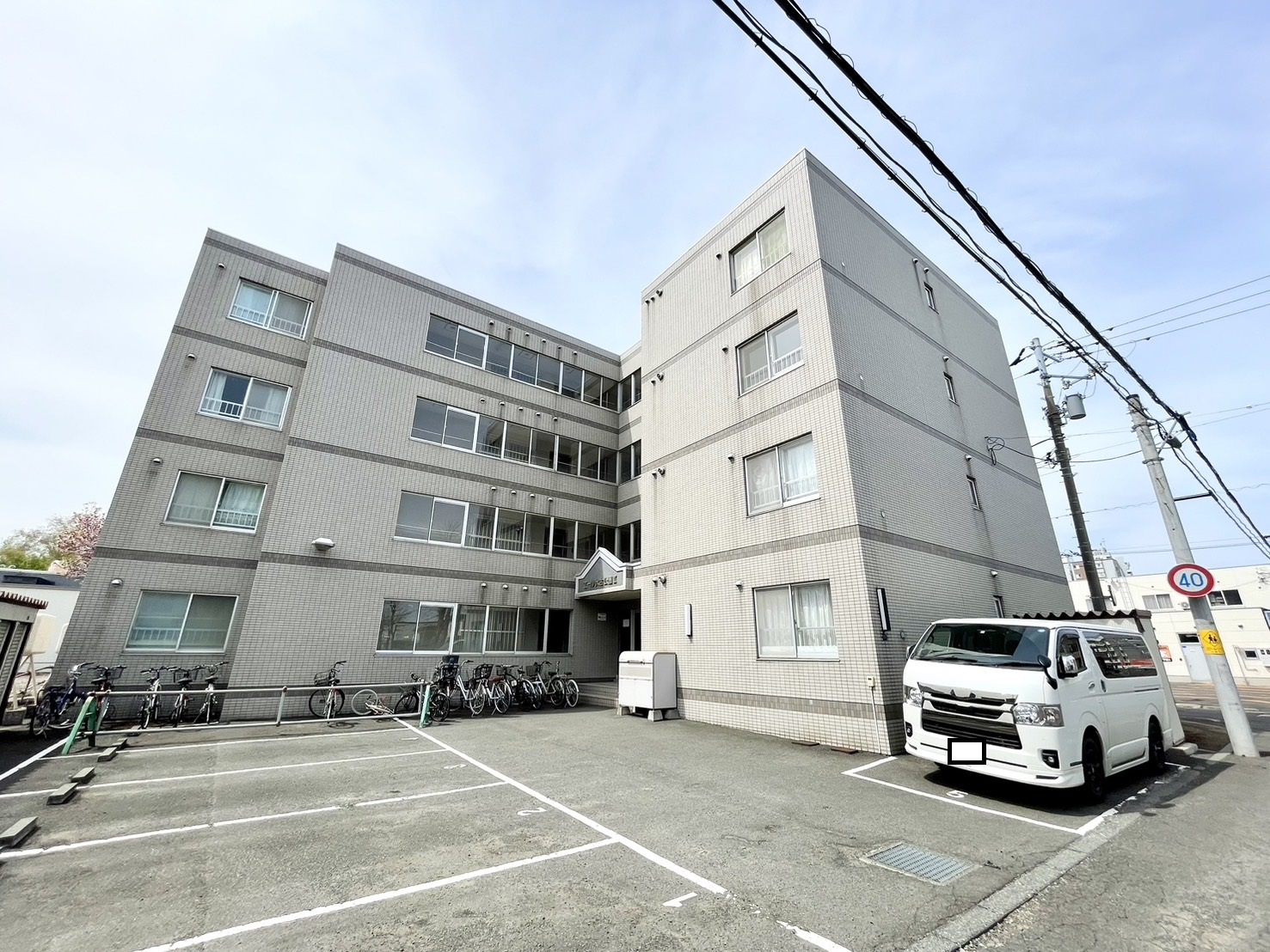 札幌市東区伏古二条のマンションの建物外観