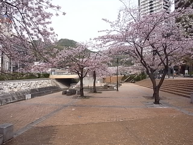 【アクアプレイス新神戸駅前の公園】