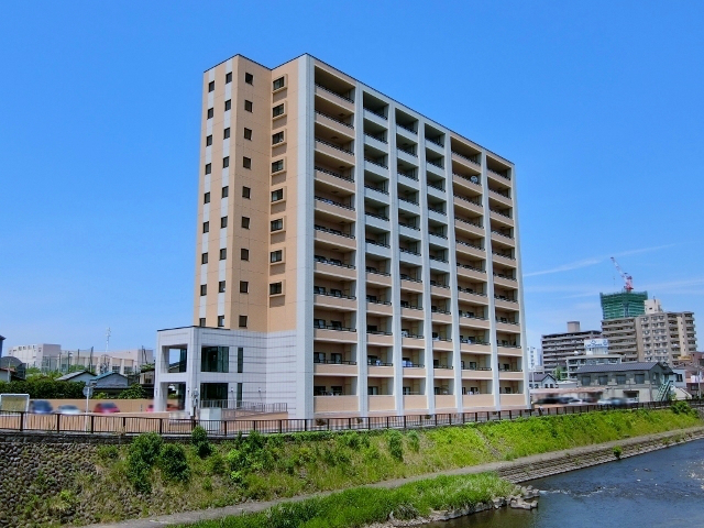 宇都宮市天神のマンションの建物外観