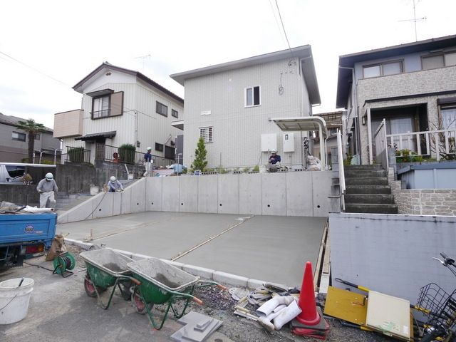 【さいたま市中央区上峰のアパートの駐車場】