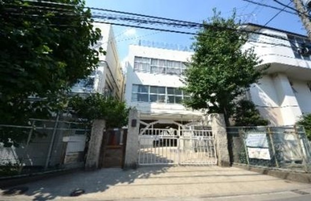 【S・KビルIIの小学校】