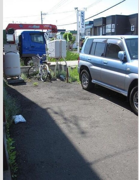 【札幌市東区中沼西四条のアパートの駐車場】