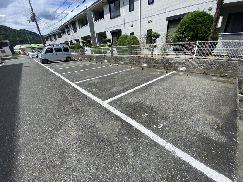 【銀の馬車道壱番館の駐車場】