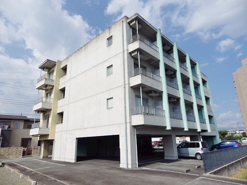 【笹本マンションの建物外観】