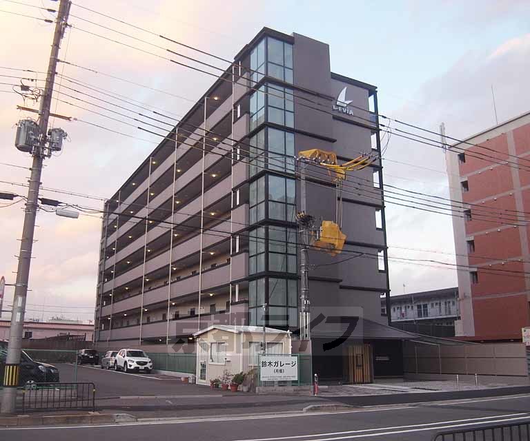 京都市右京区西院日照町のマンションの建物外観