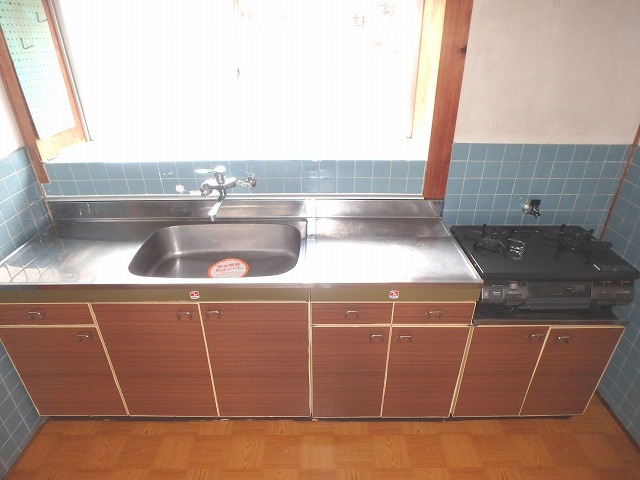 キッチン　窓付きで明るいですね