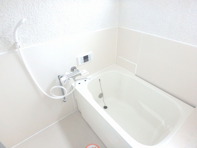 バス・シャワールーム　窓付きで換気しやすいですね