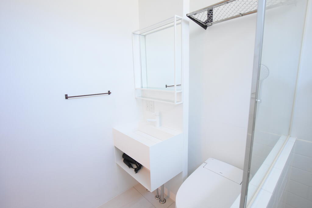 洗面設備　白を基調とした清潔感のあるデザインです。