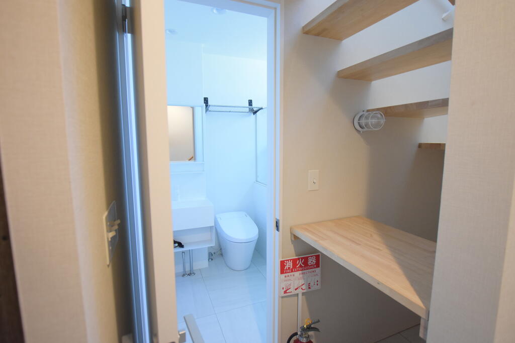 収納　階段下にも収納スペースがあります。