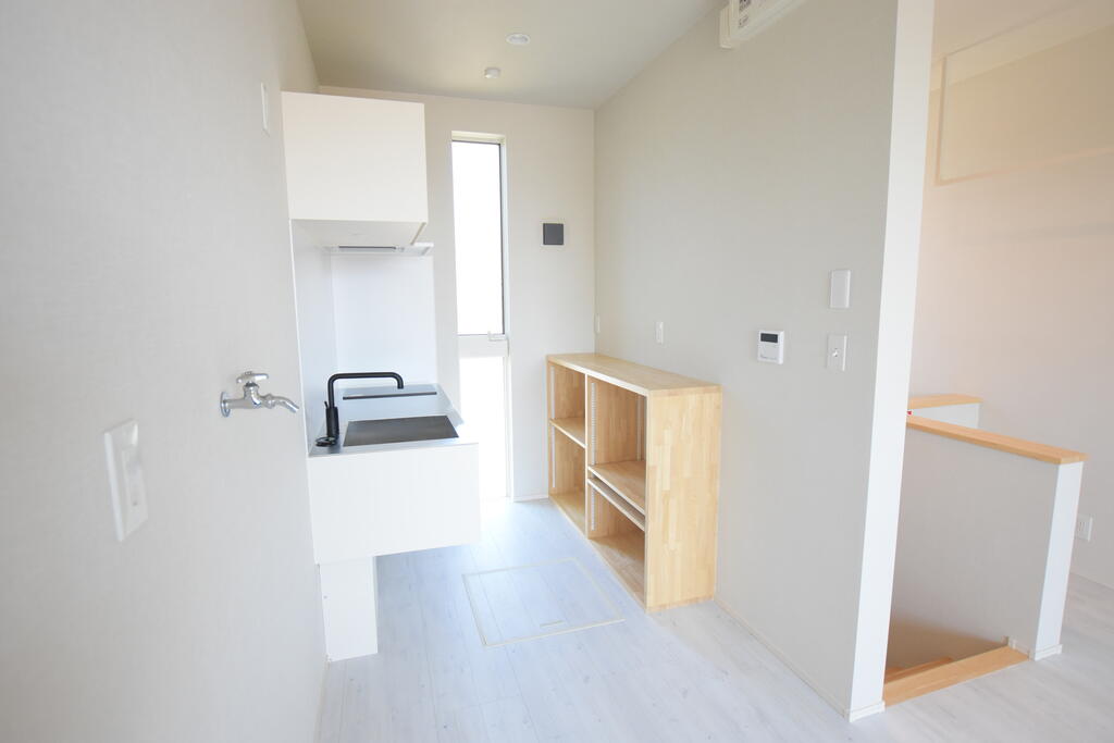 居室・リビング　キッチンの後ろに小物が置ける棚がついています。