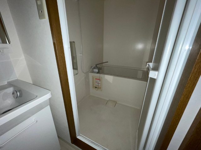 バス・シャワールーム　ゆったりとしたバスルームです