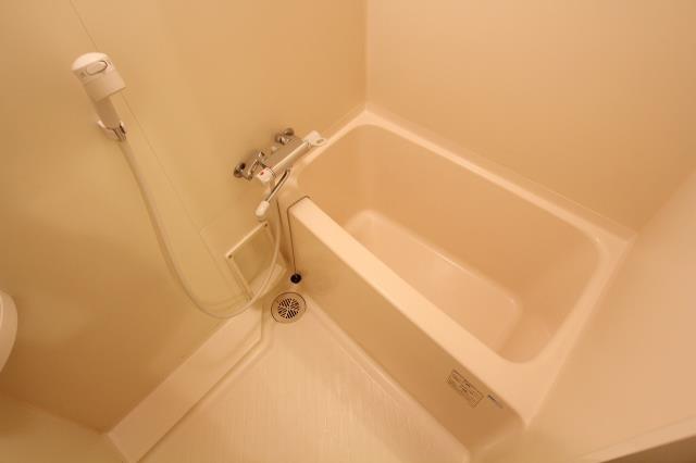 バス・シャワールーム　シンプルなバスルームです。