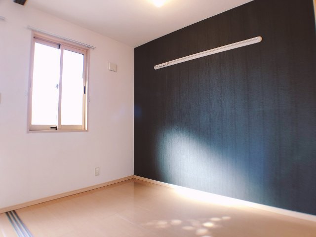 その他部屋・スペース　シックな壁紙で落ち着きのある洋室