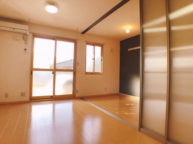 居室・リビング　寝室とダイニングを仕切れるのでプライベートスペースも確保でき