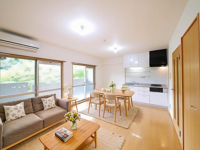 居室・リビング　CGで家具等を配置したもので家具等は含まれません。