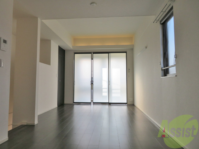 居室・リビング　白いクロスが特徴の明るいお部屋でくつろいでいただけます