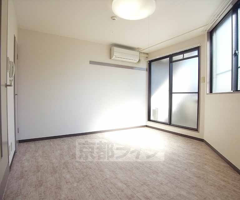 居室・リビング　８帖の洋室です。