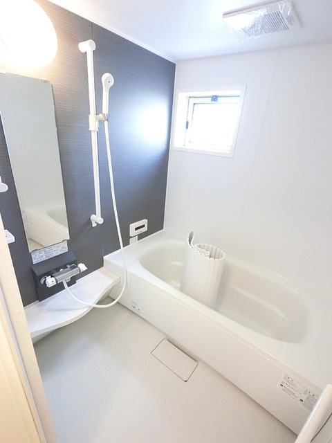 バス・シャワールーム　大きい浴槽なので、お風呂好きにはピッタリです。