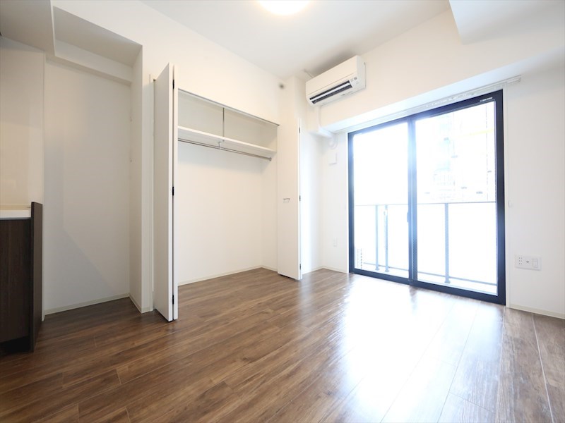 居室・リビング　洋室8.3帖　エアコン完備　クローゼット付　バルコニー