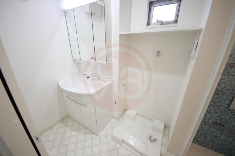 洗面設備　独立洗面台、小物を置くことができて便利です