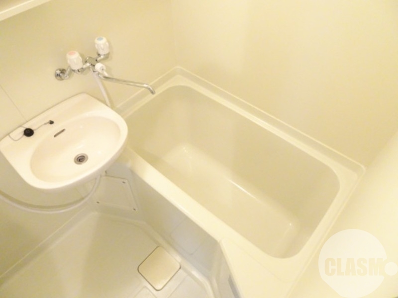 バス・シャワールーム　キレイにリフォームされています♪