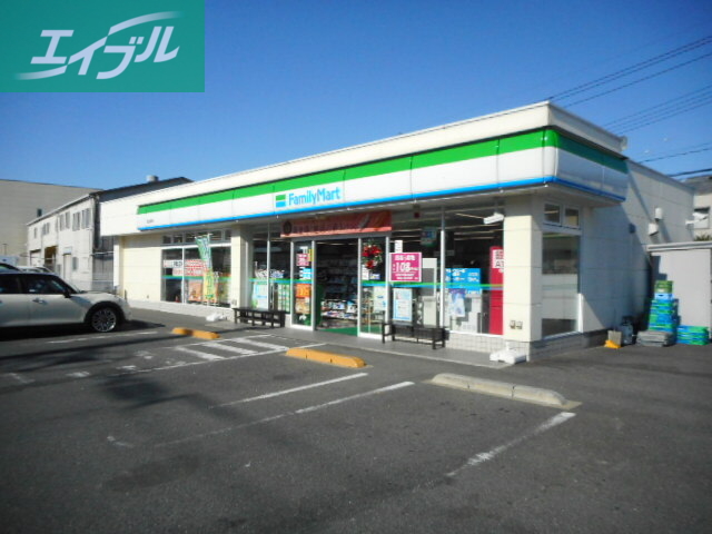 コンビニ　ファミリーマート（コンビニ）まで800m