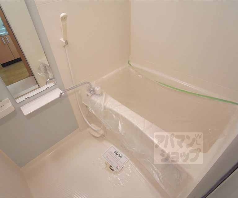 バス・シャワールーム　鏡付きのお風呂