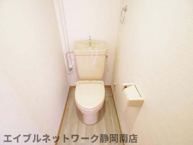 トイレ　落ち着いた色調のトイレです