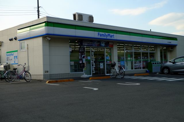 コンビニ　ファミリーマート（コンビニ）まで560m
