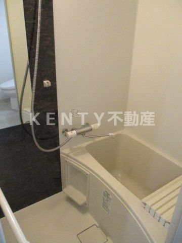 バス・シャワールーム　コンパクトで使いやすいお風呂です