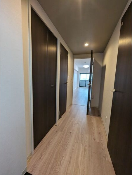 玄関　※写真は同じマンションの違う部屋のものになります。