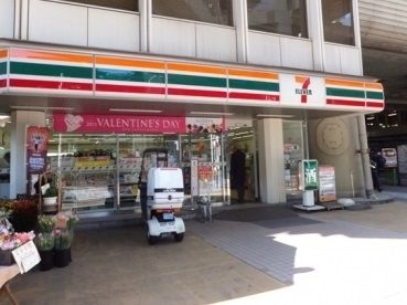 コンビニ　セブンイレブン（コンビニ）まで124m