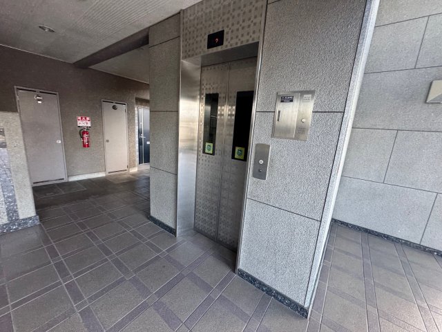 エントランス　落ち着いたエントランスです