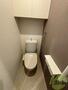 トイレ　トイレは温水洗浄便座です。シンプルな雰囲気になっています。