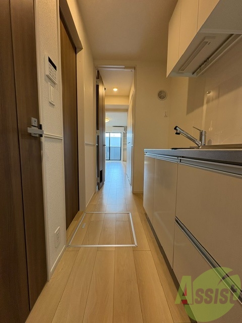 玄関　玄関からのお写真です。広々としていて靴の着脱に便利です