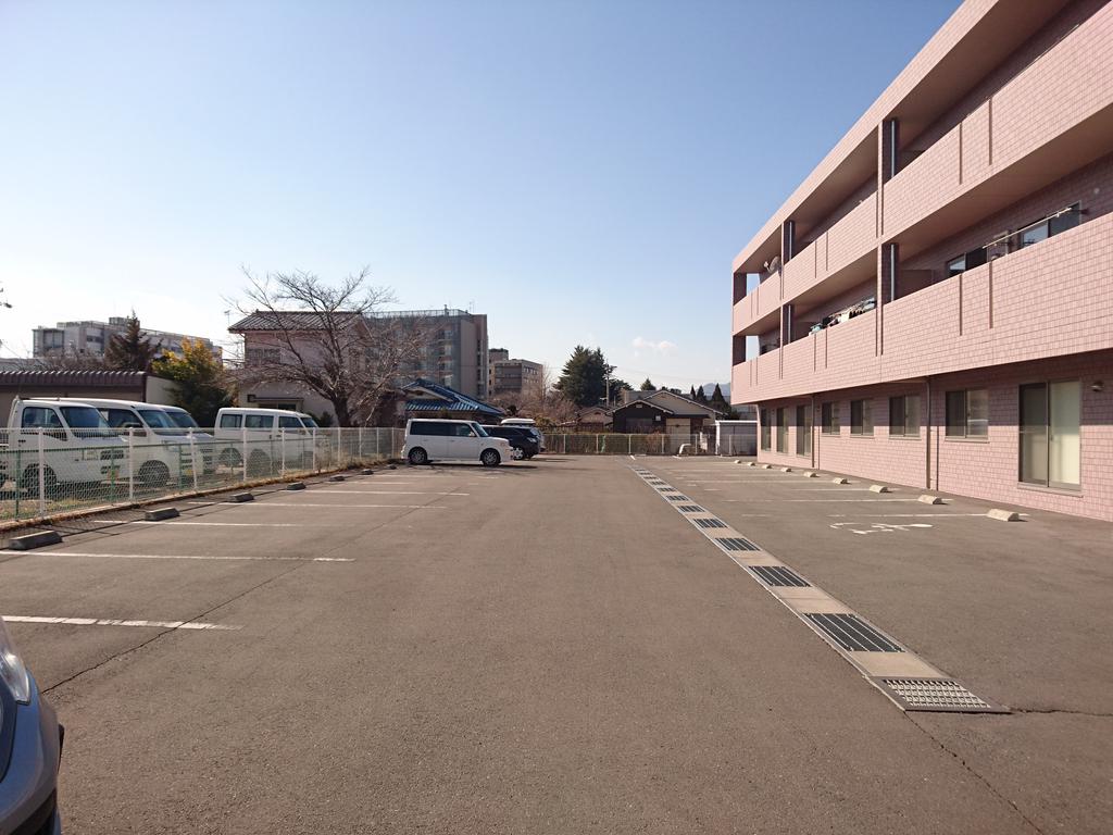 【上田市常田のマンションの駐車場】