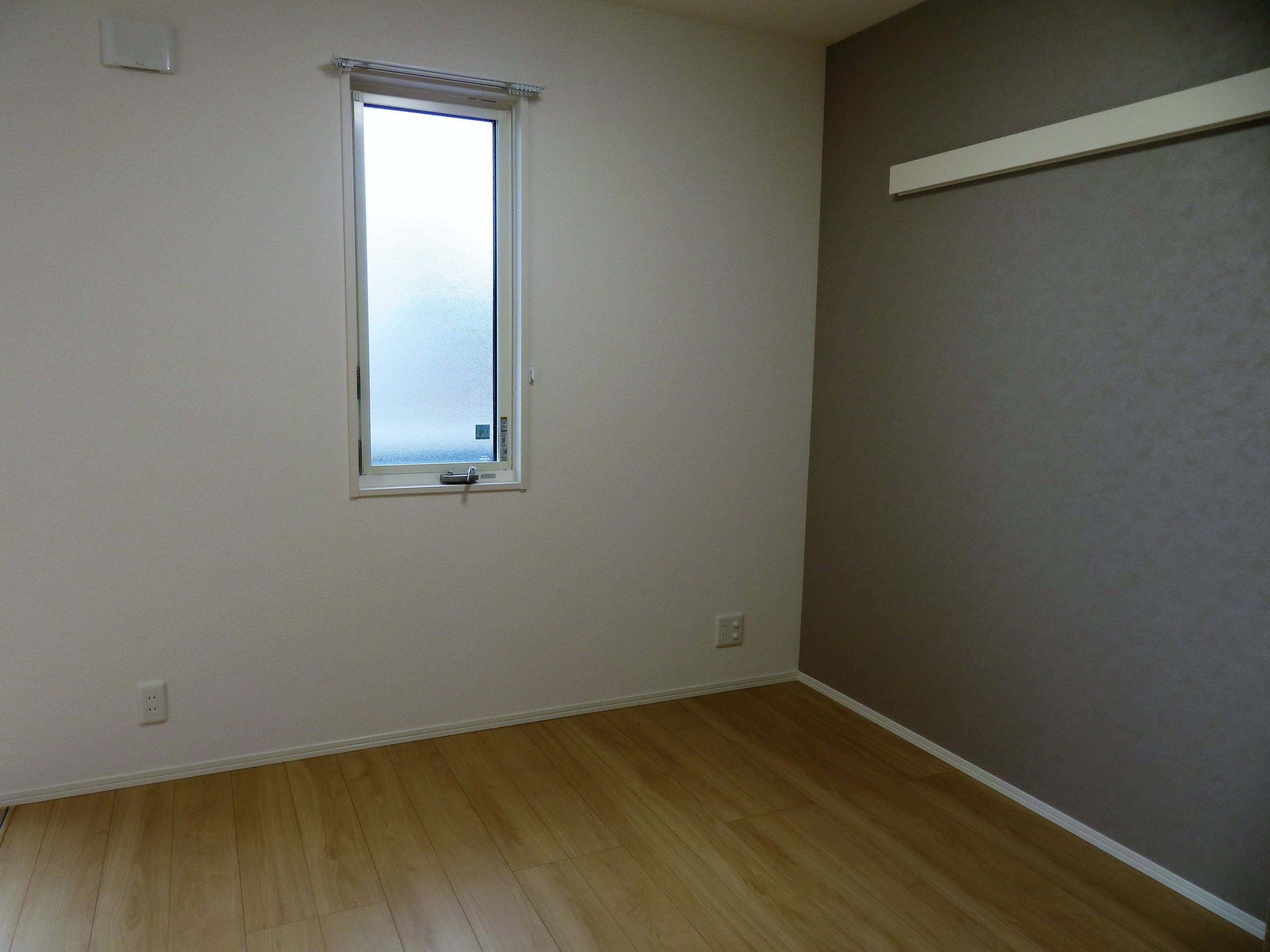 その他部屋・スペース　寝室。アクセントクロスが特徴的です。