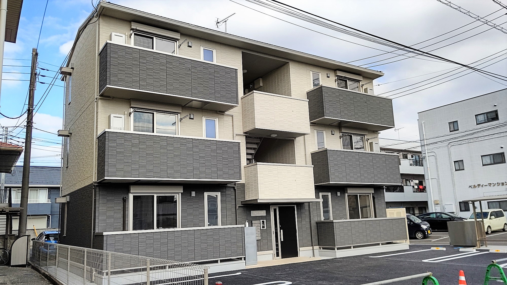 建物外観　オートロック完備のダイワハウスのDルーム。築浅1LDK。