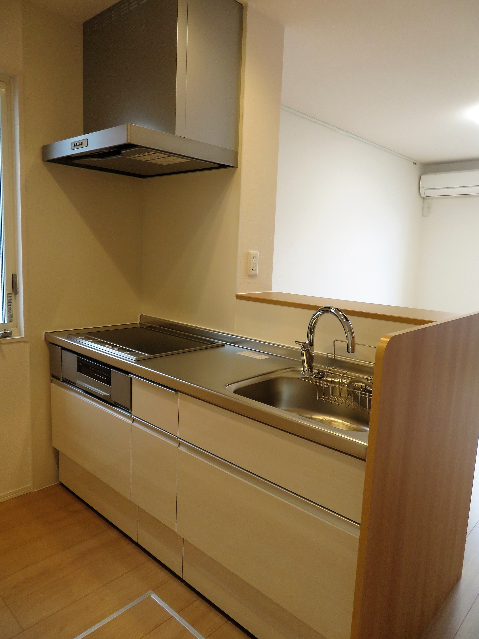 キッチン　人気のカウンターキッチンにはIHクッキングヒーターを搭載で。