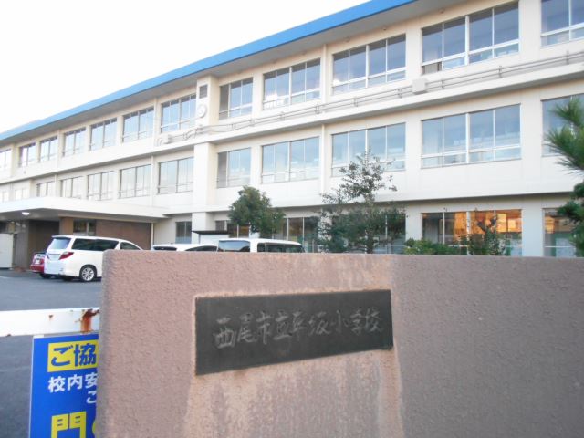 小学校　市立平坂小学校（小学校）まで910m