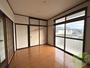 居室・リビング　南向きの大きめの窓から日差しがたっぷり入る明るいお部屋です。