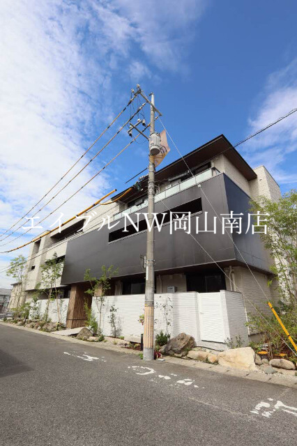 【岡山市北区田中のマンションの建物外観】